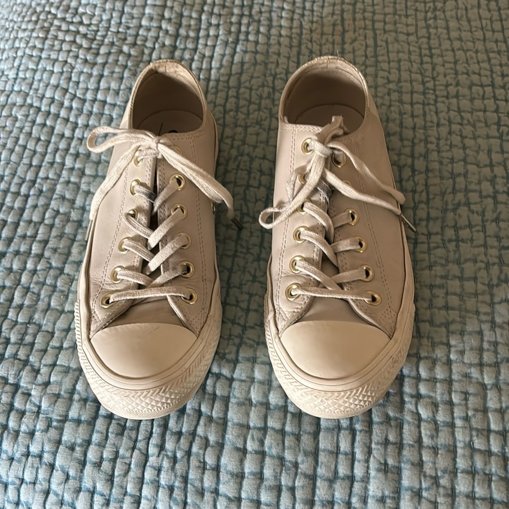 Leather converse tennis shoe. Size 7 1/2.